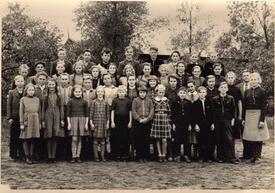 1955 Schüler der Klassen 5 bis 9 der Schule Krummendiek mit ihrem Lehrer Wilhelm Aue