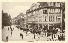 1925 marschierende Bürger-Schützen- Gilde am Markt in der Stadt Wilster