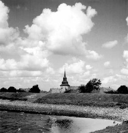 1958 Kirche St. Nicolaus zu Brokdorf hinter dem Deich der Elbe