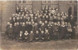 1908 Wilster - Lehrerin mit Schulklasse mit 78 Schülern