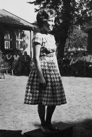 09.07.1959 Schülerin Elisabeth Nagel dirigiert den Chor der Abschlussklasse 10A der Mittelschule Wilster beim Singewettstreit 