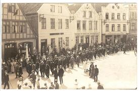 1922 Ein Festumzug zieht über den Markt der Stadt Wilster