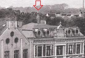 1900 Person auf dem Dach eines Gebäudes am Marktplatz in Wilster - Blick vom Turm der St. Bartholomäus Kirche