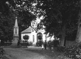 1910 Allee mit Friedhofs-Kapelle und Denkmal 1870/71
