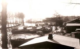 1964 Binnenschiffe im Winterlager auf der Wilsterau im Hafen am Brook