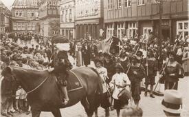 1932 Umzug zum 650ten Stadtjubiläum der Stadt Wilster - Historien Gruppen in der Straße Op de Göten