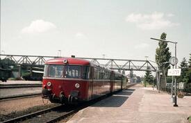 1980 Schienenbus am Wilsteraner Bahnhof; Gleis Richtung Brunsbüttelkoog