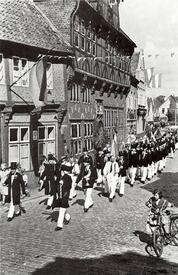 1955 marschierende Bürger-Schützen-Gilde in der Op de Göten in der Stadt Wilster