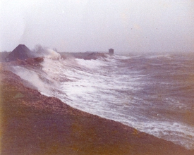 03. Januar 1976 Orkanflut an der Elbe, überschlagende Wellen am Sielbauwerk und Schöpfwerk Brokdorf
