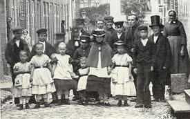 1865 Wilster, Personengruppe in der Schul-Straße, heutige Zingelstraße