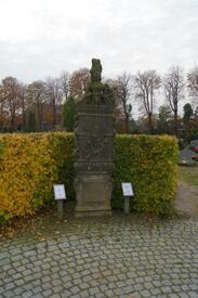 Grabstein Stenhusen aus dem Jahr 1662 auf dem Friedhof in Wilster