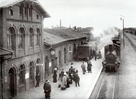 1907 Bahnhof der Stadt Wilster an der Marschbahn, an der damaligen Bahnhofstraße (spätere Tagg-Straße)