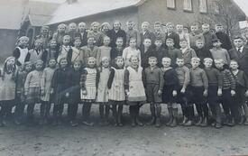 1934 Schüler der Schule Büttel (Elbe) vor dem Schulhaus