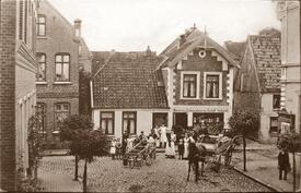  1907 Kolonialwarenladen und Meierei an der Burgerstraße in der Stadt Wilster