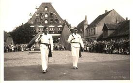 Krempe - Fahnenschwenker beim Gilde-Fest 1957