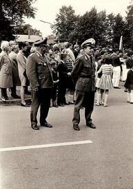 10.09.1967 die Polizisten Herbert Thie und Ludger Kockmeyer vom Polizeirevier Wilster beobchten den Verkehr und die Veranstaltung bei der Einmündung der Sonnin Straße in den Markt