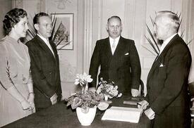 1953 Walter Bauch, Standesbeamter der Stadt Wilster bei einer Eheschließung