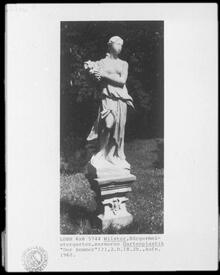 1968 Foto --- im Jahr 1787 aufgestellte Marmorfigur im Bürgermeister Garten am Palais Doos in Wilster