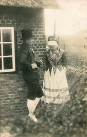 Tracht der Wilstermarsch 1920 Vorführung in Brokdorf Siethwende
Heinrich Witt und Olga Frauen