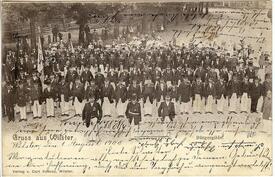 1900 angetretene Bürger-Schützen-Gilde auf dem Marktplatz in der Stadt Wilster