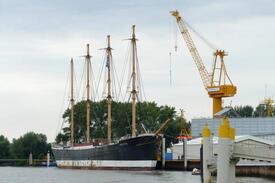02.08.2017 Die PEKING hat am Werft-Quai der Peters Werft in Wewelsfleth festgemacht