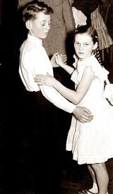 1957 Peter von Holdt und Frauke Bauer beim Abschlussball der Tanzschule Zeppelin auf dem Saal des Gasthofes Zur Linde in Wilster