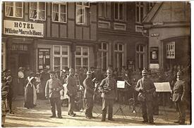 1914 Militär vor dem Hotel Wilstermarsch Haus in der Stadt Wilster