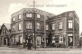 1931 Pension Matthiesen  an der Einmündung der Dorfstraße in die Hauptstraße in St. Margarethen (Elbe)