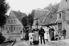 1900 Wewelsfleth Dorfstraße mit Passanten