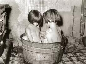 1946 Am sonnabendlichen Badetag in einer Zinkwanne sich waschenden junge Mädchen