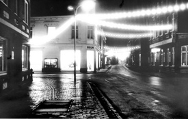 1958 Adventliche Stimmung in der Burger Straße in der Stadt Wilster