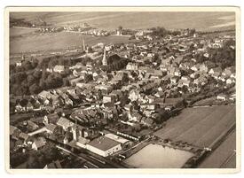 1932 Luftbild aus südlicher Richtung auf die Stadt Wilster