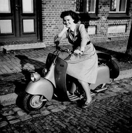 1951 Lisa Weichelt im Jahr 1951 mit einem Motorroller der Marke Tram in der Hans-Prox-Straße in der Stadt Wilster