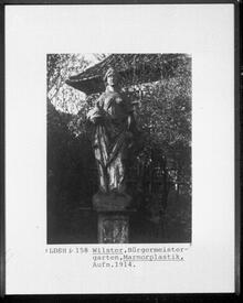 1914 Foto --- im Jahr 1787 aufgestellte Marmorfigur im Bürgermeister Garten am Palais Doos in Wilster