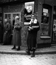 1932 Kundinnen vor dem Eingang zum Tabakladen Peter Haase 