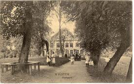 1910 Stadtpark in Wilster und damalige Knaben-Schule, spielende Kinder