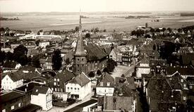 1965 Innenstadt von Wilster - Luftbild aus südlicher Richtung