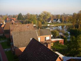 2011 Wilster;  Blick über den zur Wasserrückhaltung aufgeweiteten Friedhofsgraben zur Straße Ostlandsiedlung