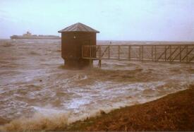 03.01.1976 Orkan Sturmflut am Deich der Elbe bei Pegel Brokdorf