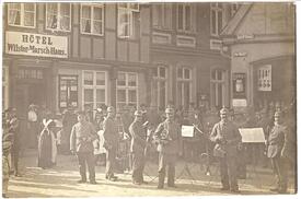 1914 Soldaten vor dem Wilstermarschhaus in der Stadt Wilster