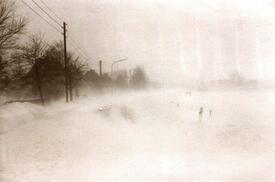 06. Februar 1979 Der Schneesturm türmt mächtige Schneewehen an der Straße Dörferdeich in Brokdorf auf