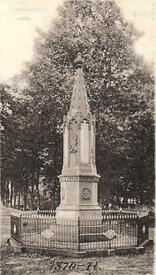 1915 in der Straße Allee vor dem Friedhof der Stadt Wilster: Denkmal zur Erinnerung an den Deutsch-Französischen Krieg 1870/71