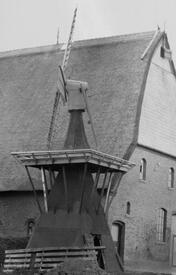 1934 Spinnkopf-Mühle bei einem Gehöft in Stördorf