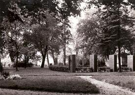 1953 Ehrenmal für die Opfer der Weltkriege - Stadtpark in Wilster