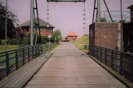 2016 Klappbrücke am Außenhaupt der Schleuse Kasenort an der Einmündung der Wilsterau in die Stör