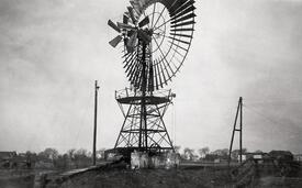 1942 Windkraftanlage - Windrotor auf dem Hof Dibbern in Honigfleth
