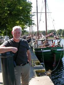 2008 Peter von Holdt vor der MATHILDE im Museumshafen Lübeck