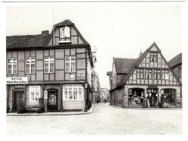 1927  Blick vom Marktplatz in die Deichstraße in der Stadt Wilster