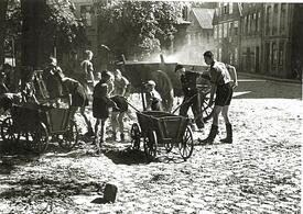  Am 15. Juni 1944 wurde die Stadt Wilster bombardiert - Jungen der Hitler Jugend räumen die Straßen von Schutt