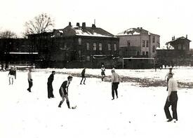 1933 Segler und Schiffer spielen gegeneinander Fußball auf dem Patz am Colosseum in der Stadt Wilster